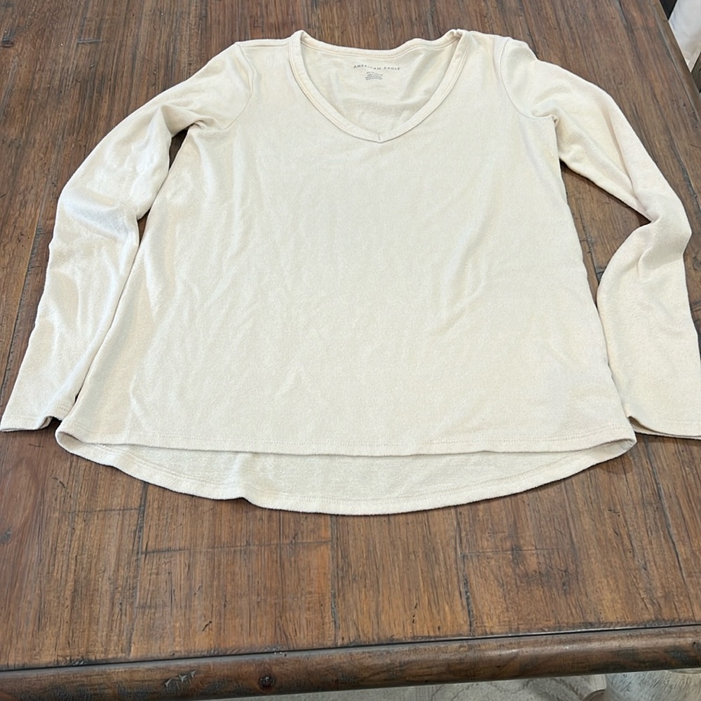 American Eagle Women cream V-Neck Long Sleeve Shirt Size xS
